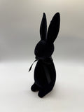 1x Hase Poly 30,5cm beflockt mit Schleife - schwarz