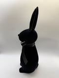 1x Hase Poly 42cm hoch, beflockt mit Schleife - schwarz
