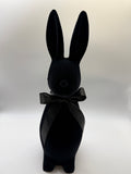 1x Hase Poly 42cm hoch, beflockt mit Schleife - schwarz