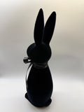 1x Hase Poly 42cm hoch, beflockt mit Schleife - schwarz