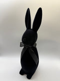 1x Hase Poly 42cm hoch, beflockt mit Schleife - schwarz