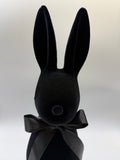 1x Hase Poly 42cm hoch, beflockt mit Schleife - schwarz
