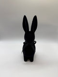 1x Hase Poly 30,5cm beflockt mit Schleife - schwarz