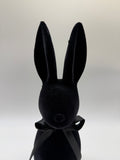 1x Hase Poly 30,5cm beflockt mit Schleife - schwarz