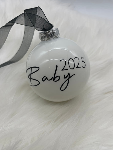 Weihnachtskugel, Baby 2025, weisse Kugel, schwarze Aufschrift,  Baumschmuck