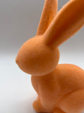 1x Hase, Hasenfigur, Ostern, geflockt, sitzend, 19cm, aprikot